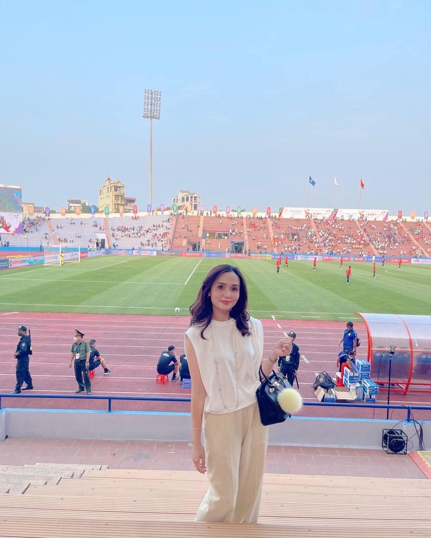 Văn Quyết ghi cột mốc với 100 bàn ở V.League nhưng người chiếm spotlight lại là 'nóc nhà" Huyền Mi - Ảnh 4.