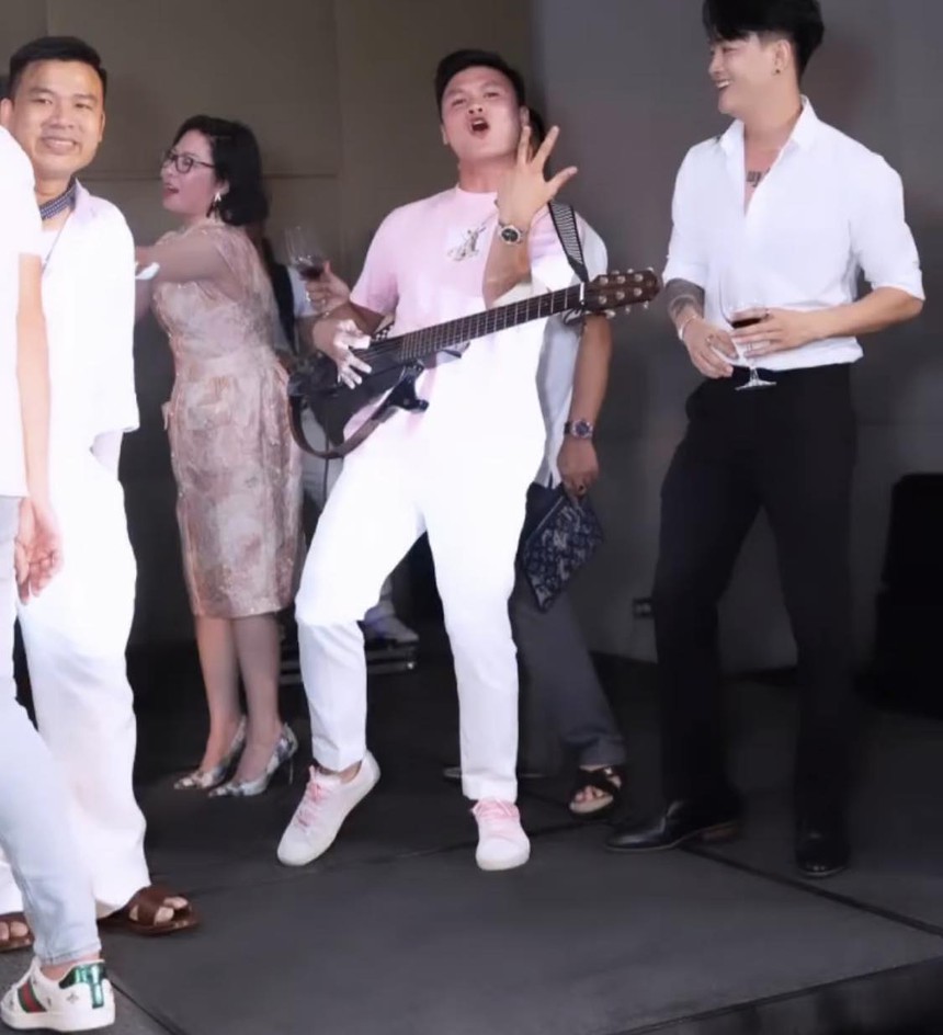 Quang Hải phản ứng thế nào khi bị bạn gái sai vặt, cáu gắt lúc đang xem đá bóng? - Ảnh 2. Quang Hải phản ứng thế nào khi bị bạn gái sai vặt, cáu gắt lúc đang xem đá bóng? - Ảnh 2.