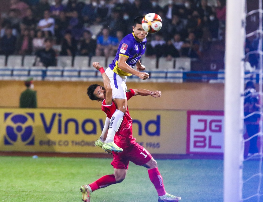 Văn Trường mặc số áo cũ của Quang Hải, được Thành Chung dành cử chỉ tình cảm khi lần đầu đá V.League - Ảnh 10.