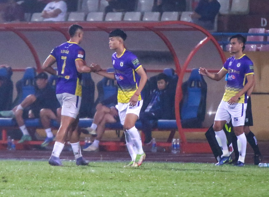 Văn Trường mặc số áo cũ của Quang Hải, được Thành Chung dành cử chỉ tình cảm khi lần đầu đá V.League - Ảnh 3.