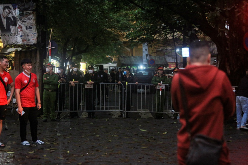 CĐV Hải Phòng thách thức Hà Nội FC, chưa vào trận đấu đã đốt pháo sáng - Ảnh 6.