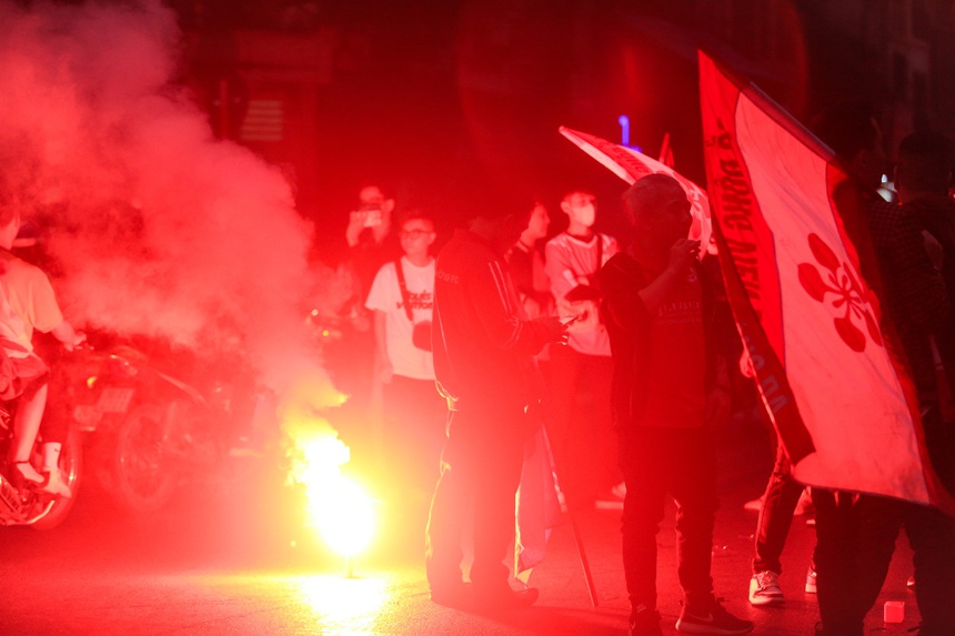 CĐV Hải Phòng thách thức Hà Nội FC, chưa vào trận đấu đã đốt pháo sáng - Ảnh 9.