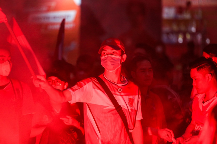CĐV Hải Phòng thách thức Hà Nội FC, chưa vào trận đấu đã đốt pháo sáng - Ảnh 10.