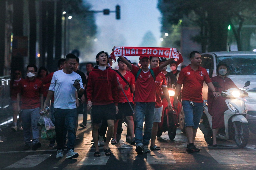 CĐV Hải Phòng thách thức Hà Nội FC, chưa vào trận đấu đã đốt pháo sáng - Ảnh 11.