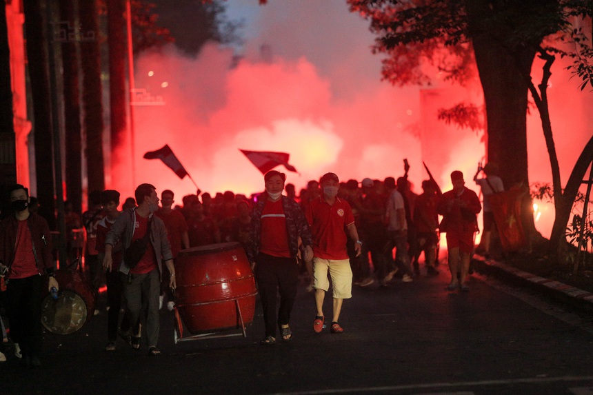 CĐV Hải Phòng thách thức Hà Nội FC, chưa vào trận đấu đã đốt pháo sáng - Ảnh 3.