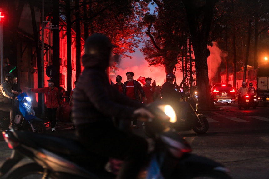 CĐV Hải Phòng thách thức Hà Nội FC, chưa vào trận đấu đã đốt pháo sáng - Ảnh 2.