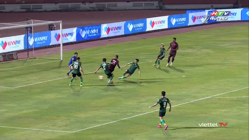 Vận rủi đeo bám, Bình Định mất điểm đầy tiếc nuối trước TPHCM  - Ảnh 2.