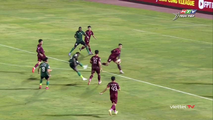 Trọng tài "bẻ còi", gián tiếp giúp TPHCM thoát thua trước Bình Định - Ảnh 4.