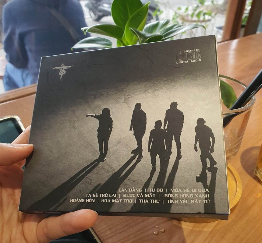 Guitarist Trần Tuấn Hùng: Bức Tường 'cân bằng' để chuyển động - Ảnh 2.