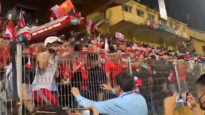 CĐV Hải Phòng đòi đốt pháo trên sân Hàng Đẫy, Chủ tịch Văn Trần Hoàn phải lập tức "ra tay" thiết lập trật tự