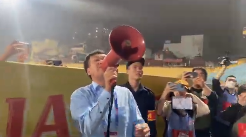 Chủ tịch CLB Hải Phòng bắc loa kêu gọi CĐV giữ trật tự, không đốt pháo trên sân Hàng Đẫy