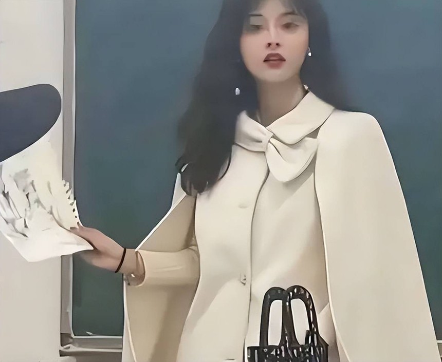 Bị phụ huynh gửi đơn tố cáo chỉ vì mặc chiếc áo khoác có giá hơn 90 triệu đồng, cô giáo nói 1 câu khiến phụ huynh tái mặt vì xấu hổ - Ảnh 2.