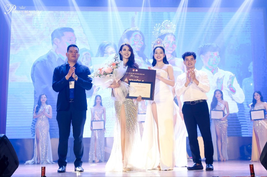 Từng tự ti vì luôn cao nhất nhì lớp, gái xinh 1m79 giờ thành Á khôi trường Báo, thành tích học tập cũng "xịn" vô cùng! - Ảnh 2.