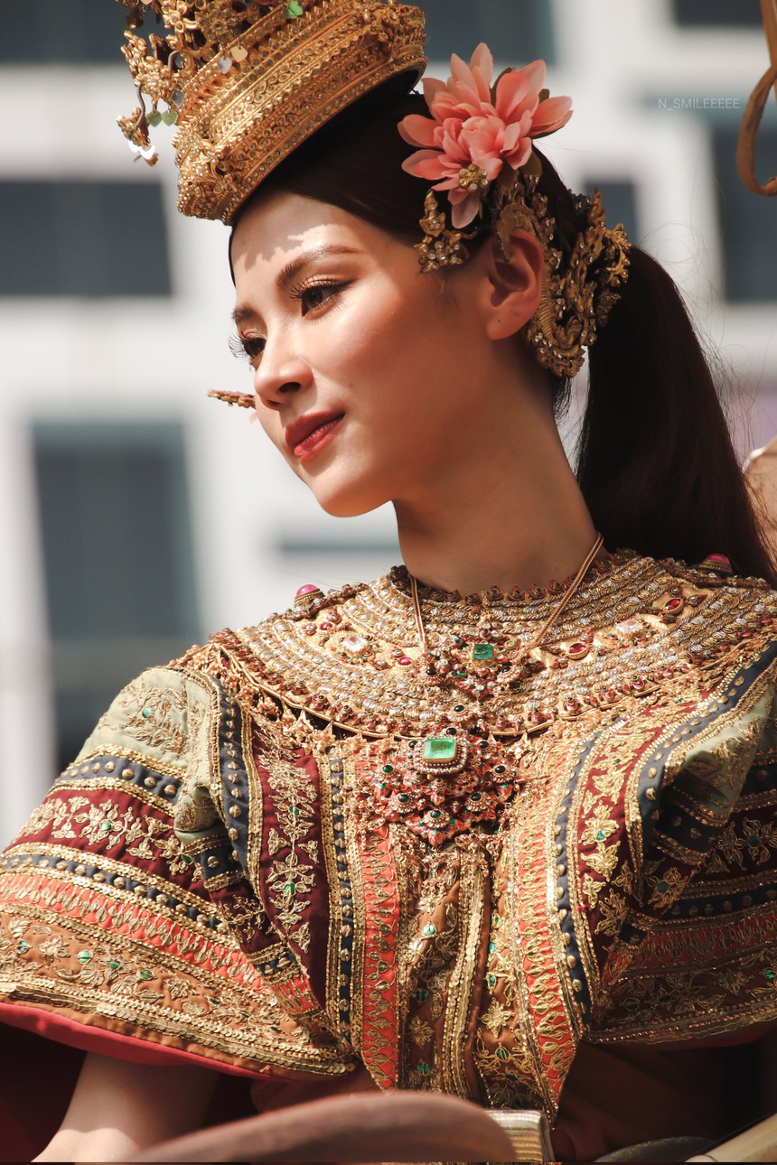 Nữ thần Songkran 2023 Baifern Pimchanok ngồi trên kiệu cao nhiệt tình chào người hâm mộ nhưng bị bắn nước “không trượt phát nào” - Ảnh 9. Nữ thần Songkran 2023 Baifern Pimchanok ngồi trên kiệu cao nhiệt tình chào người hâm mộ nhưng bị bắn nước “không trượt phát nào” - Ảnh 9.