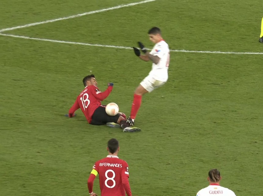 Pha vào bóng của Ocampos với Casemiro