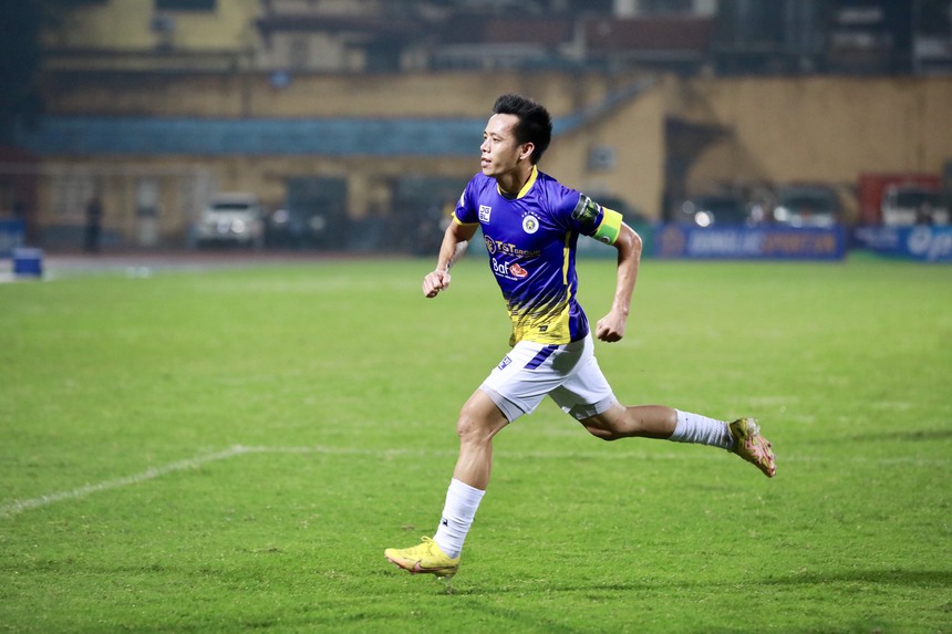 Văn Quyết lập cú đúp cán mốc lịch sử V-League, mãn nhãn "cú rocket' chốt hạ của Hà Nội - Ảnh 3.