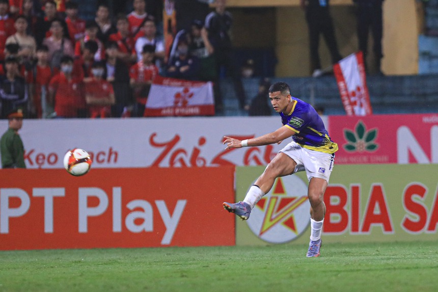 Văn Quyết lập cú đúp cán mốc lịch sử V-League, mãn nhãn "cú rocket' chốt hạ - Ảnh 3.