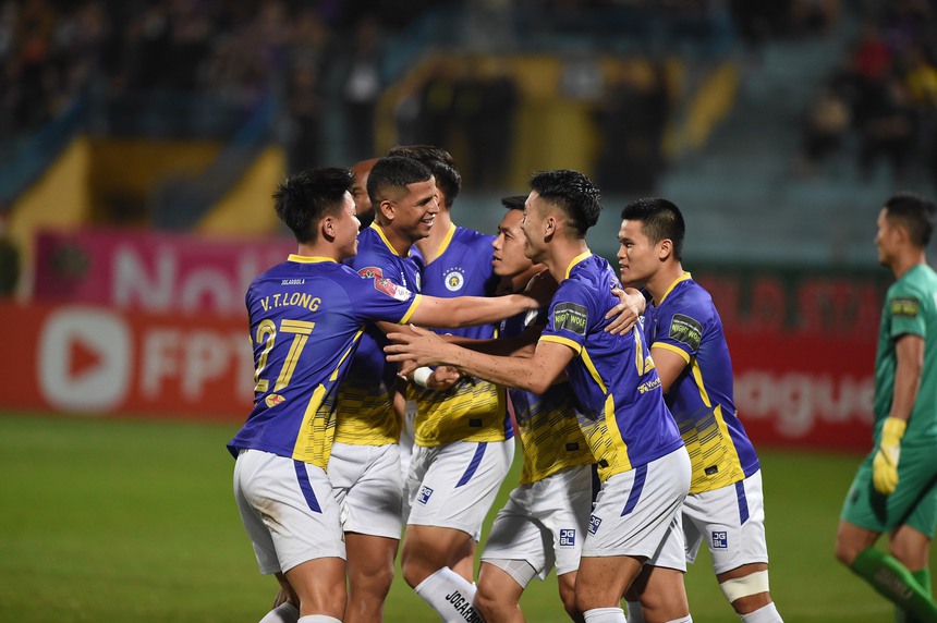 Văn Quyết lập cú đúp cán mốc lịch sử V-League, mãn nhãn "cú rocket' chốt hạ - Ảnh 2.