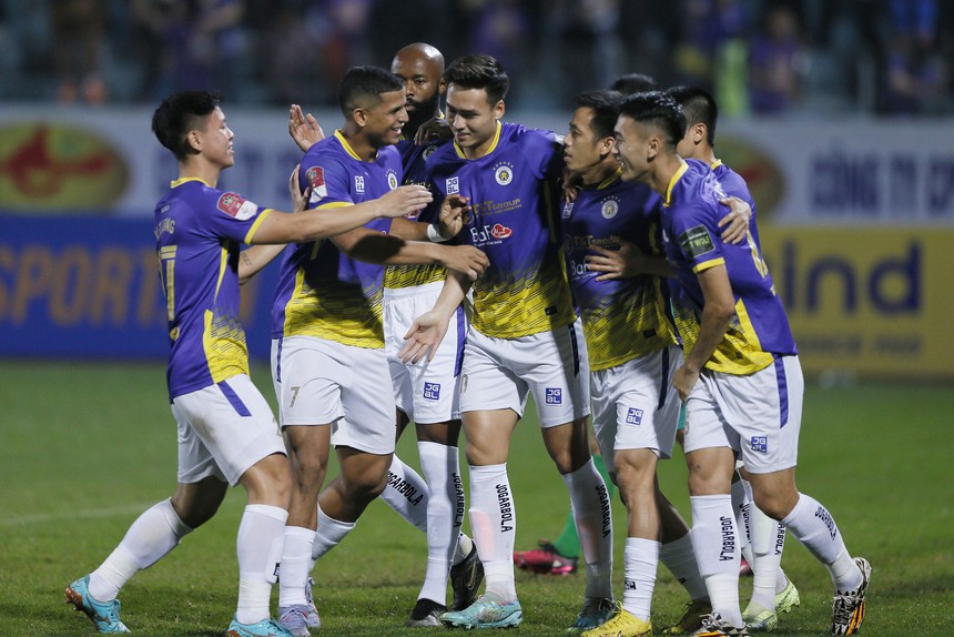 Đồng đội chúc mừng Văn Quyết sau khi ghi bàn thứ 2 vào lưới Hải Phòng. Ảnh: Hoàng Linh