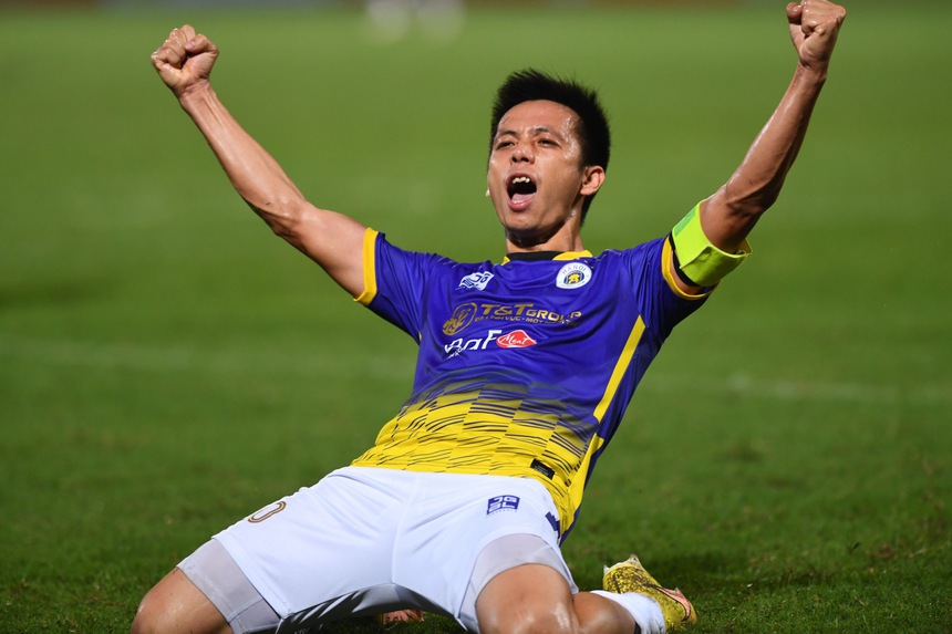 Văn Quyết ghi cột mốc với 100 bàn ở V.League nhưng người chiếm spotlight lại là 'nóc nhà" Huyền Mi - Ảnh 1.