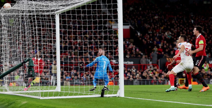 Sevilla có bàn rút ngắn cách biệt với tình huống đốt lưới nhà của Malacia