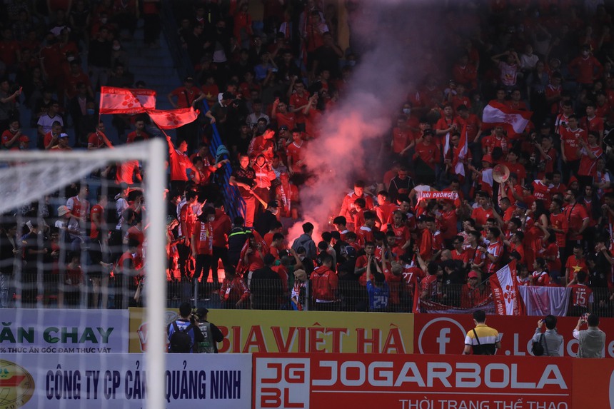 HLV Bozidar Bandovic: ‘Pháo sáng là để CĐV Hải Phòng đội bóng của họ, tôi không ý kiến’ - Ảnh 2.