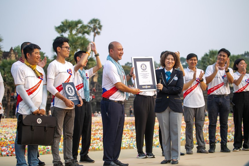Campuchia phá vỡ kỷ lục màn trưng bày trái tim gấp bằng giấy lớn nhất thế giới - Ảnh 1. Campuchia phá vỡ kỷ lục màn trưng bày trái tim gấp bằng giấy lớn nhất thế giới - Ảnh 1.