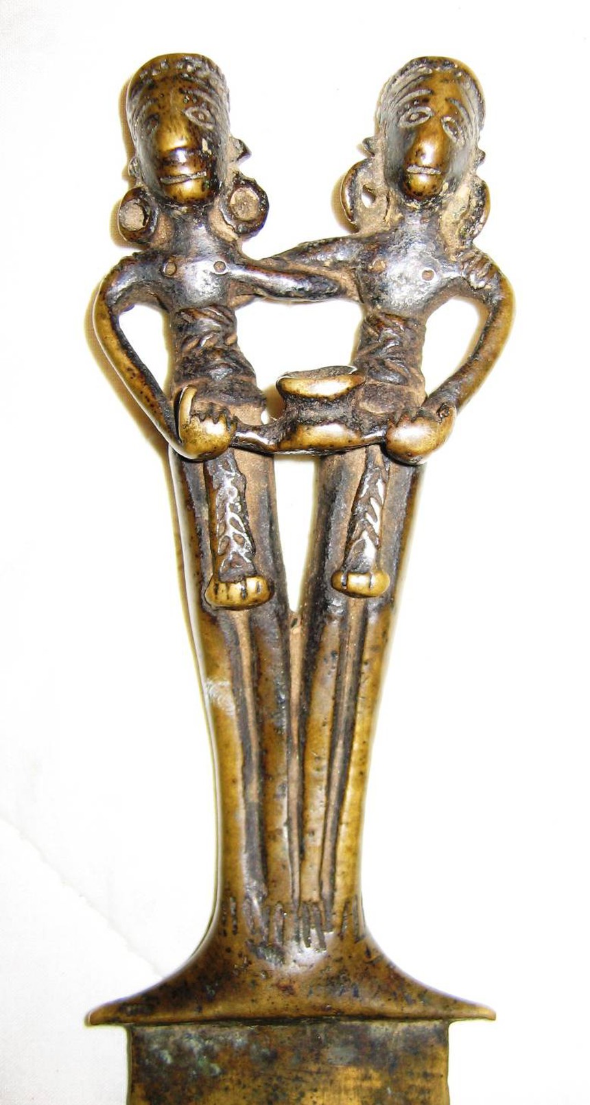 Đêm đêm rì rầm trong tiếng đất: Hình ảnh thầy cúng và đồ thiêng từ 3.000 năm - Ảnh 11.