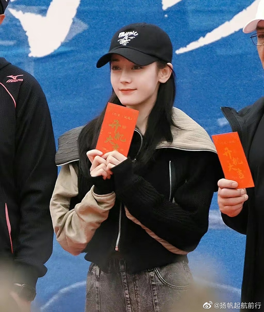 Fan Địch Lệ Nhiệt Ba và Dương Tử 'khẩu chiến' vì một nam diễn viên - Ảnh 2. Fan Địch Lệ Nhiệt Ba và Dương Tử 'khẩu chiến' vì một nam diễn viên - Ảnh 2.