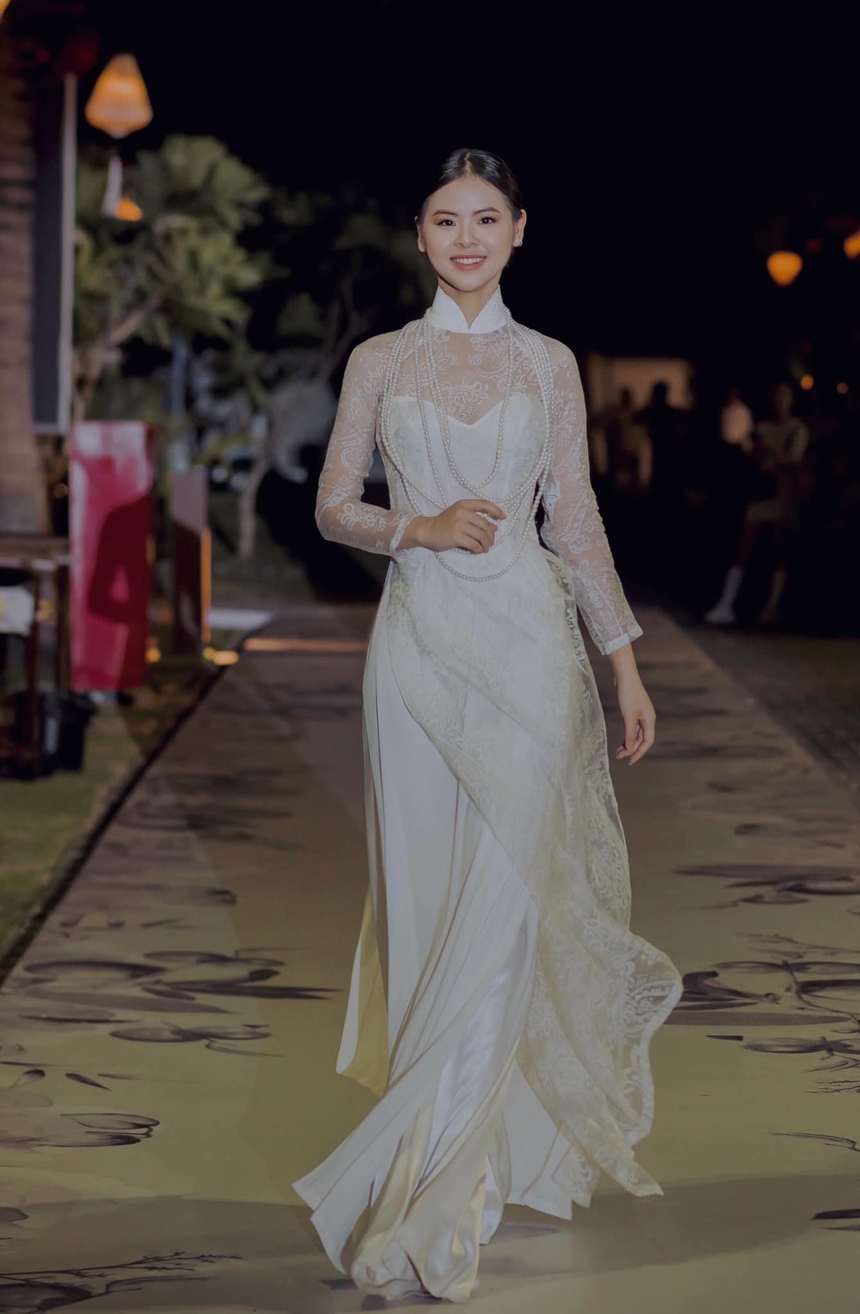 Nhan sắc tựa thiên thần của hoa khôi Nguyễn Ngân Hà, đá bóng hay bóng chuyền cũng giỏi - Ảnh 9.