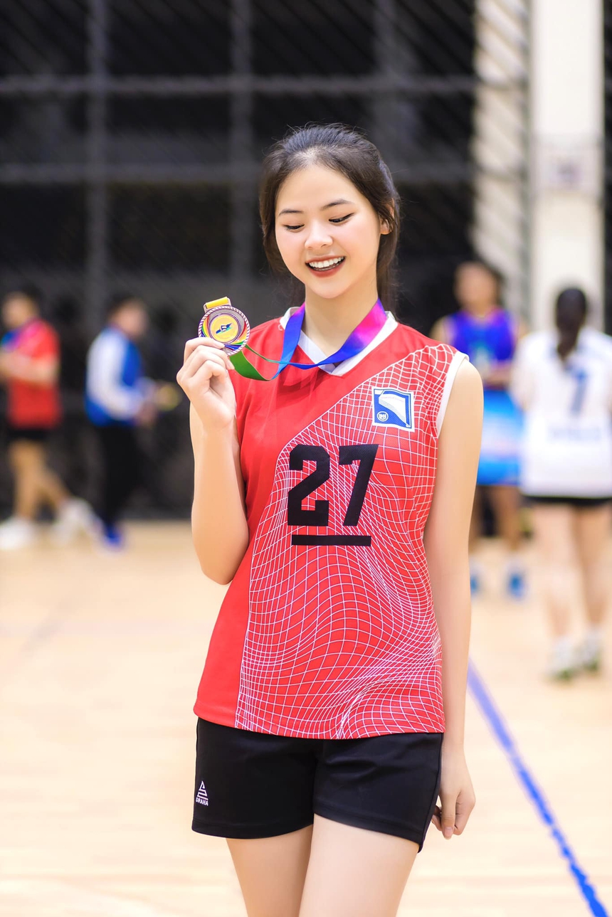 Nhan sắc tựa thiên thần của hoa khôi Nguyễn Ngân Hà, đá bóng hay bóng chuyền cũng giỏi - Ảnh 2.