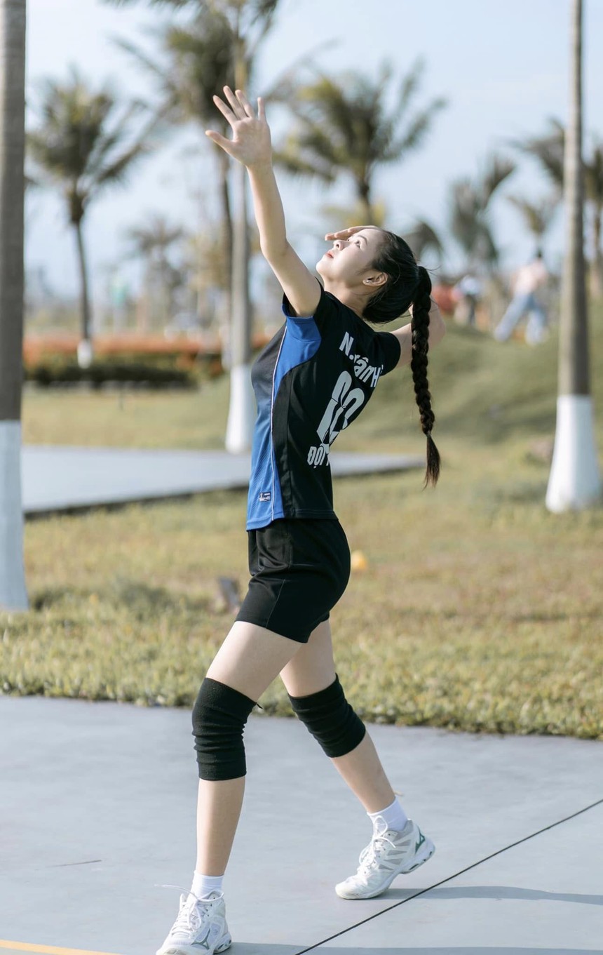 Nhan sắc tựa thiên thần của hoa khôi Nguyễn Ngân Hà, đá bóng hay bóng chuyền cũng giỏi - Ảnh 4.