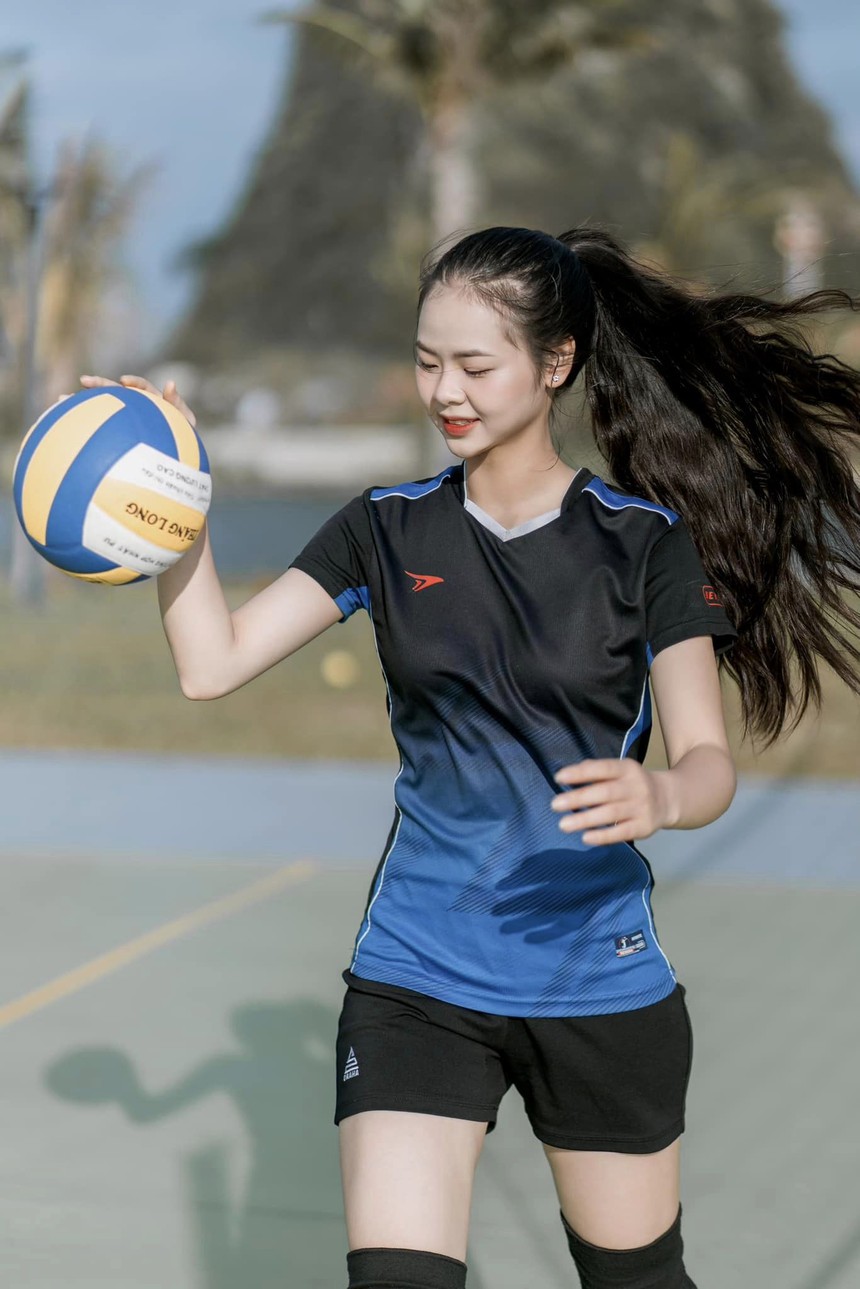 Nhan sắc tựa thiên thần của hoa khôi Nguyễn Ngân Hà, đá bóng hay bóng chuyền cũng giỏi - Ảnh 5.