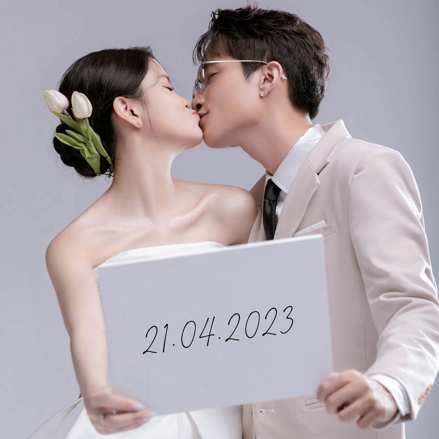 'Nói là làm', YouTuber triệu người theo dõi 'chốt' đám cưới với bạn gái sau một thập kỷ yêu - Ảnh 1.