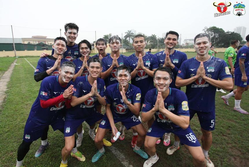 HLV Kiatisuk và dàn sao HAGL thực hiện lễ té nước đầy vui nhộn trước thềm trận đấu quan trọng - Ảnh 2.