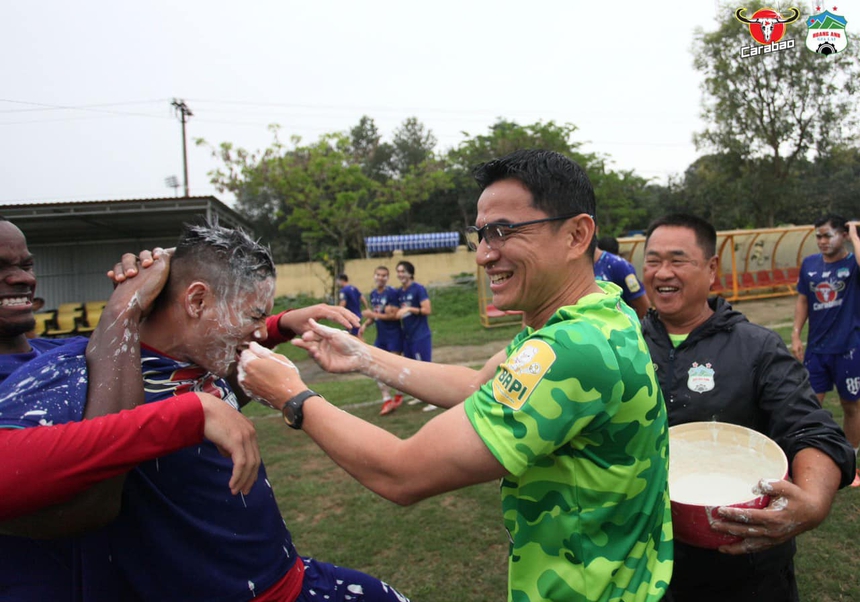 HLV Kiatisuk và dàn sao HAGL thực hiện lễ té nước đầy vui nhộn trước thềm trận đấu quan trọng - Ảnh 3.