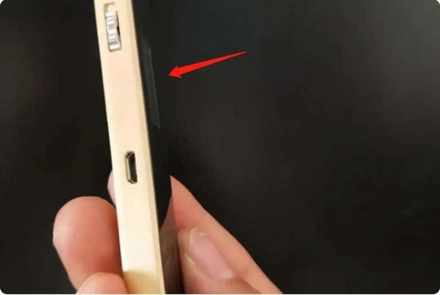 Cô giáo mầm non phát hiện vật lạ trong túi học sinh, moi ra liền thấy lạnh gáy, Hiệu trưởng trực tiếp ra lệnh: "Cho nghỉ học luôn đi!" - Ảnh 1.