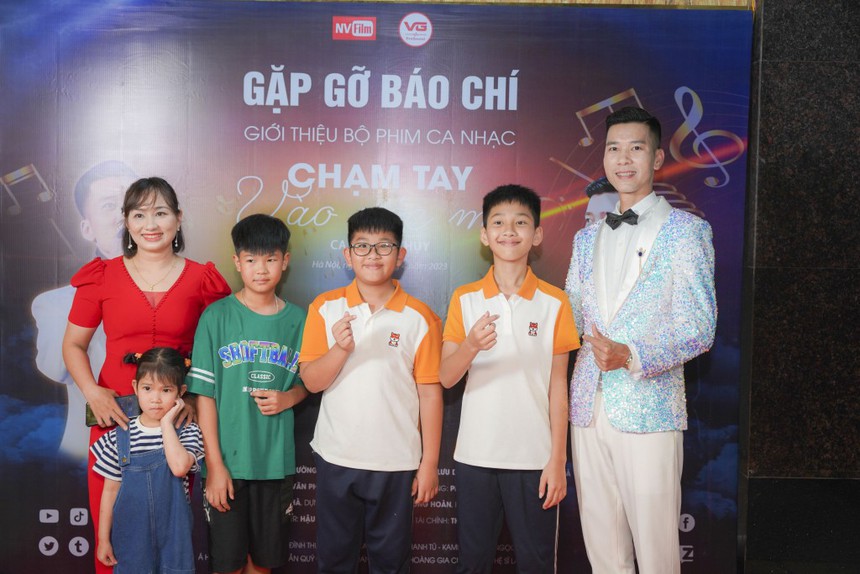 Thí sinh "Tìm kiếm Ngôi sao Bolero" Đình Thuỵ và vợ tự kể chuyện đời trong sản phẩm âm nhạc đầu tay - Ảnh 1. Thí sinh "Tìm kiếm Ngôi sao Bolero" Đình Thuỵ và vợ tự kể chuyện đời trong sản phẩm âm nhạc đầu tay - Ảnh 1.