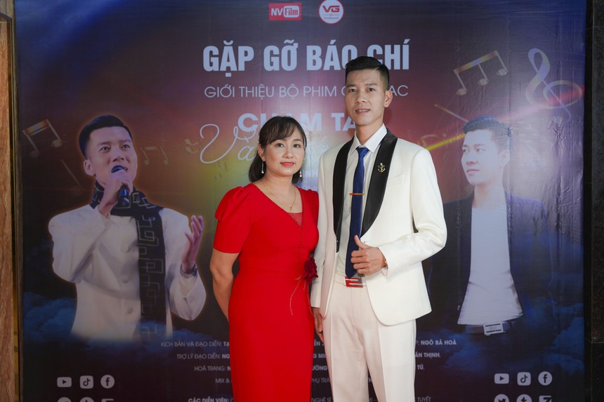 Thí sinh "Tìm kiếm Ngôi sao Bolero" Đình Thuỵ và vợ tự kể chuyện đời trong sản phẩm âm nhạc đầu tay - Ảnh 2. Thí sinh "Tìm kiếm Ngôi sao Bolero" Đình Thuỵ và vợ tự kể chuyện đời trong sản phẩm âm nhạc đầu tay - Ảnh 2.