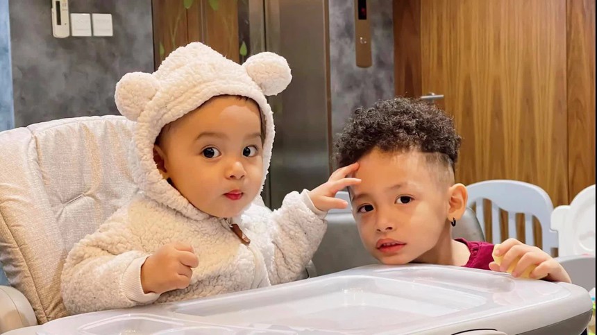 Tự nhận là người "viết chữ xấu nhất tỉnh", nhưng Độ Mixi vẫn không thể chấp nhận được khi nhìn vào chữ của con, netizen: "Con hơn cha là nhà có phúc" - Ảnh 2.