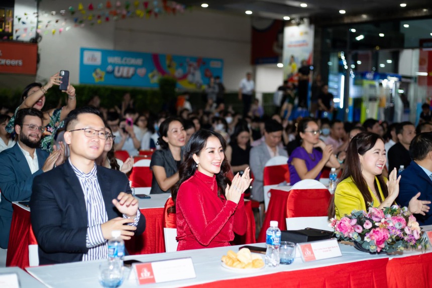 Loạt ảnh bầu xinh xỉu của Khánh Thi ở tuổi 41 - Ảnh 3.