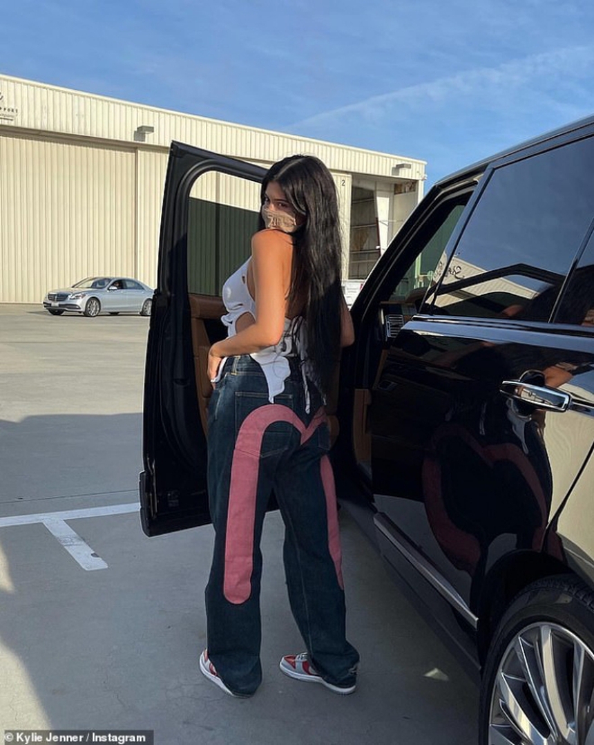 Kylie Jenner lái xe tới nhà riêng của Timothee Chalamet, xác nhận tin đồn hẹn hò? - Ảnh 3. Kylie Jenner lái xe tới nhà riêng của Timothee Chalamet, xác nhận tin đồn hẹn hò? - Ảnh 3.