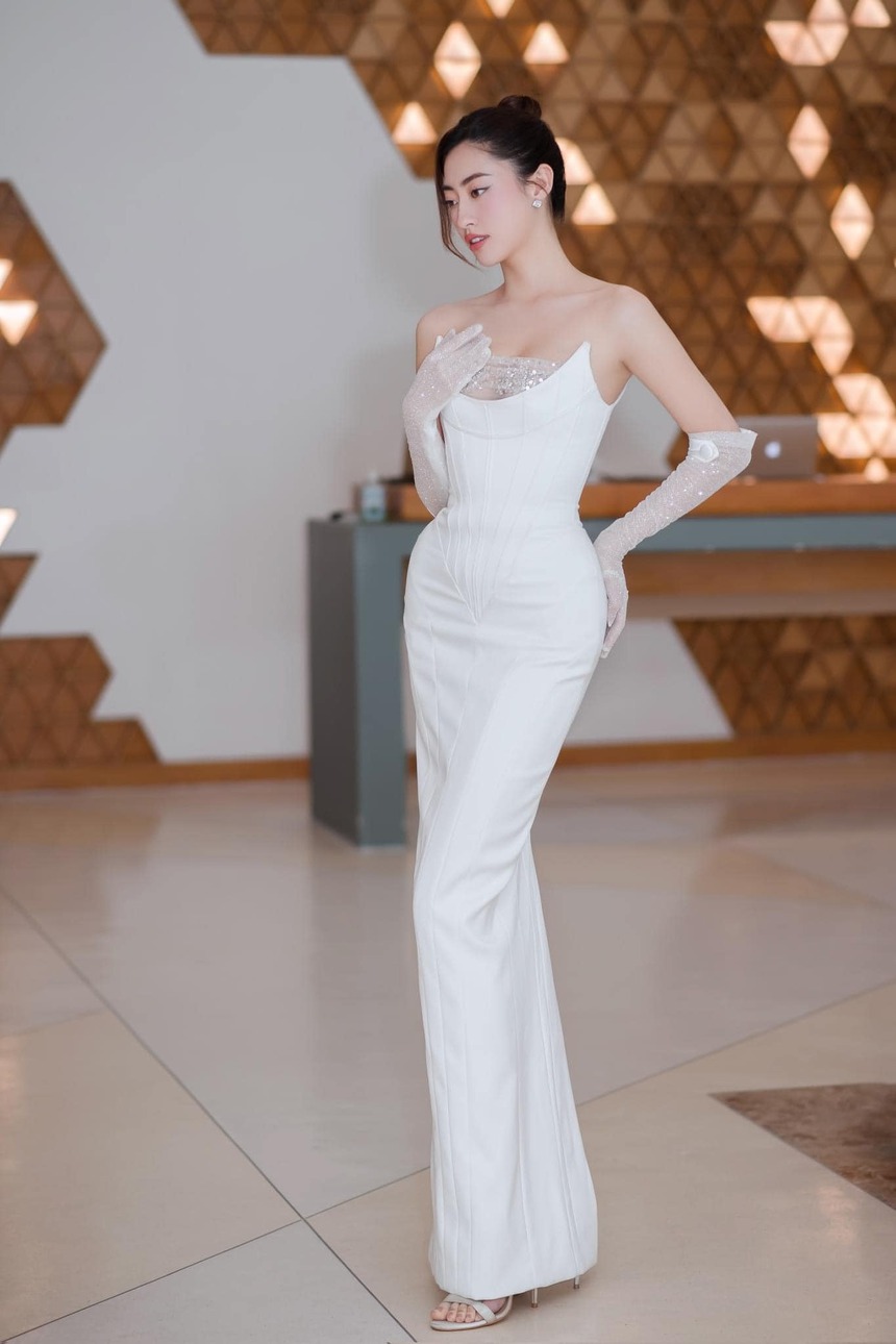 Lương Thùy Linh chuộng kiểu váy cực tôn dáng này - Ảnh 10. Lương Thùy Linh chuộng kiểu váy cực tôn dáng này - Ảnh 10.