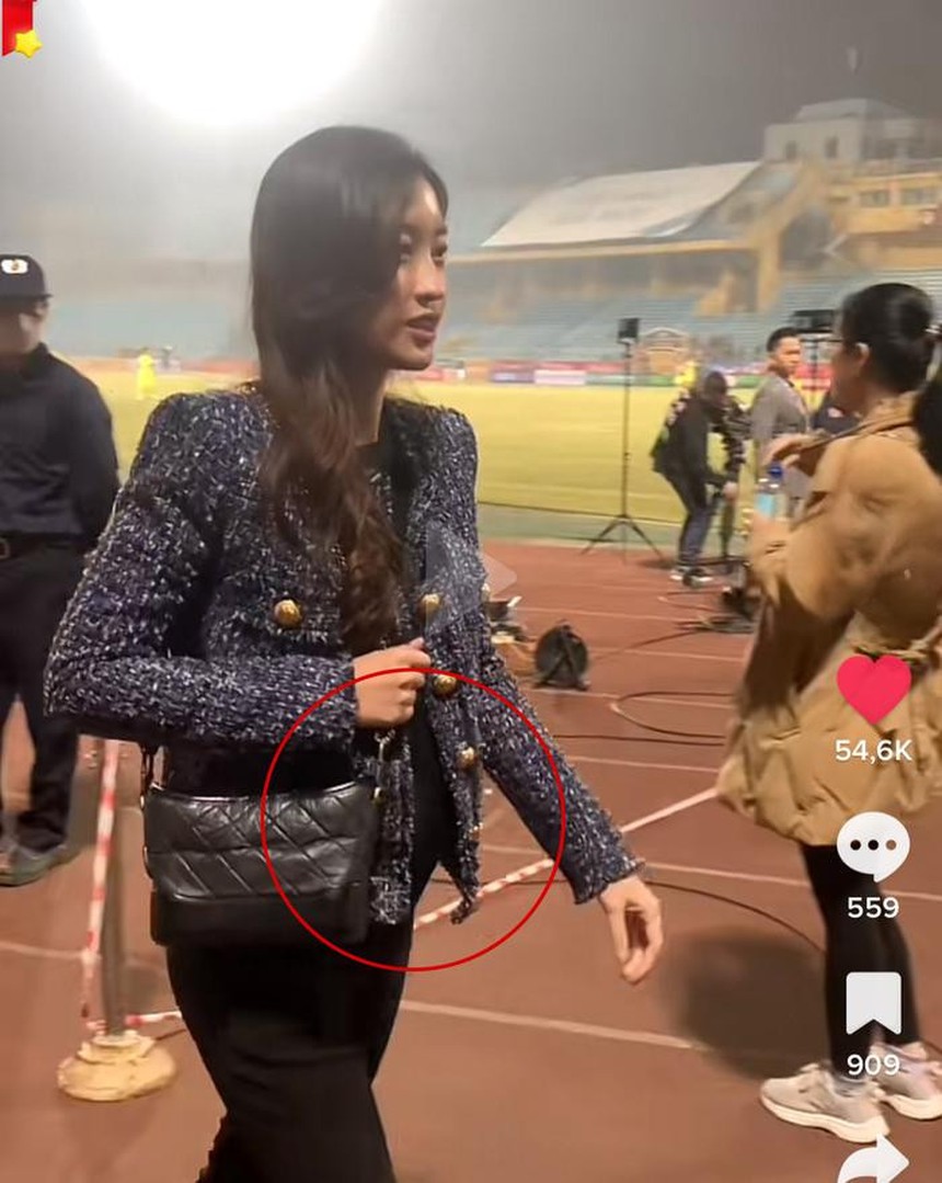 Đỗ Mỹ Linh lộ rõ sắc vóc mẹ bầu trong tiệc thân mật cùng gia đình chồng thiếu gia  - Ảnh 2.