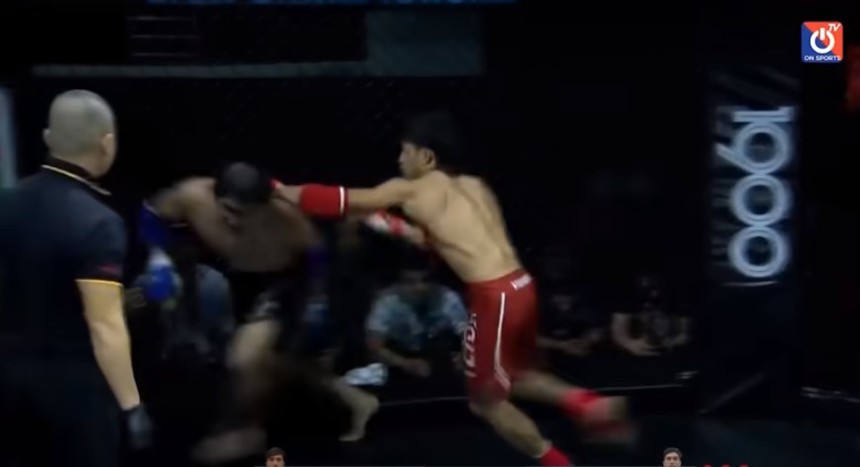 Đánh cho đối thủ phải bỏ chạy thục mạng, võ sĩ Nguyễn Trần Duy Nhất tạo nên cảnh tượng 'độc nhất vô nhị' - Ảnh 3.