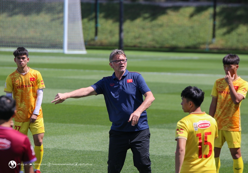 HLV Philippe Troussier vui mừng với học trò ở V-League - Ảnh 1.