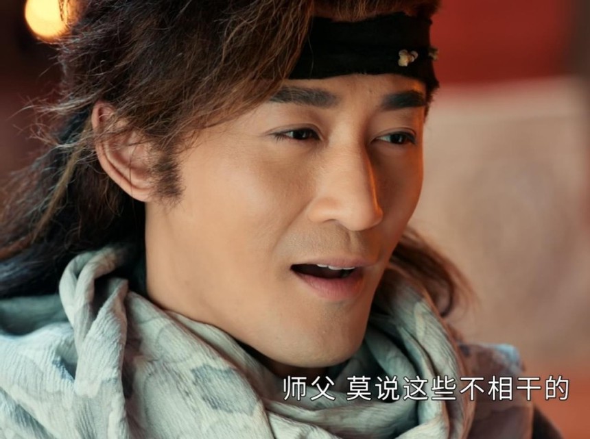 Khán giả 'rùng mình' với tài tử U50 diễn nhí nhảnh như con nít, còn có cảnh nhạy cảm với nữ phụ kém 22 tuổi - Ảnh 2.