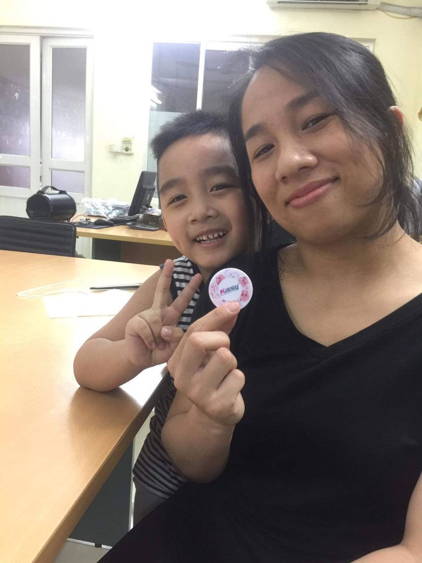 Quen qua mạng, mẹ đơn thân câm điếc được trai tân ngỏ lời yêu, con trai ủng hộ mẹ có hạnh phúc mới - Ảnh 2. Quen qua mạng, mẹ đơn thân câm điếc được trai tân ngỏ lời yêu, con trai ủng hộ mẹ có hạnh phúc mới - Ảnh 2.