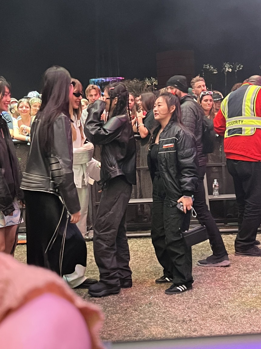 BLACKPINK lộ diện tại Coachella 2023: Rosé có biểu cảm đáng chú ý sau nghi vấn dùng ma túy, Jennie lép vế chiều cao trước bạn thân Song Hye Kyo - Ảnh 2.