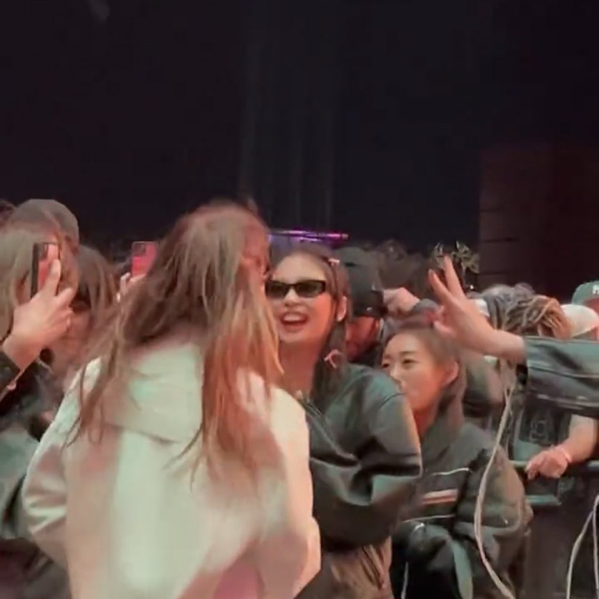 BLACKPINK lộ diện tại Coachella 2023: Rosé có biểu cảm đáng chú ý sau nghi vấn dùng ma túy, Jennie lép vế chiều cao trước bạn thân Song Hye Kyo - Ảnh 3.